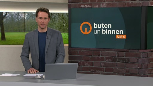 Der Moderator Janos Kereszti im Studio von buten un binnen