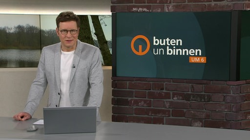 Moderator Felix Krömer im Studio von buten un binnen