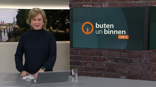 Die Moderatorin Kirsten Rademacher im Studio von buten un binnen.