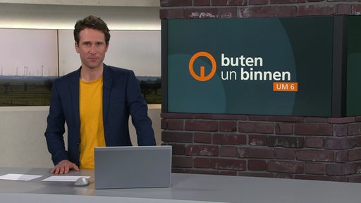 Moderator János Kereszti im Studio von buten un binnen.