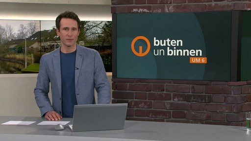 Moderator János Kereszti im Studio von buten un binnen.