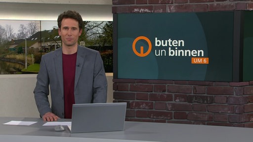 Der Moderator János Kereszti im Studio von buten un binnen.