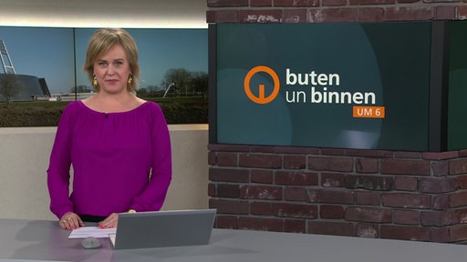 Die Moderatorin Kirsten Rademacher im Studio von buten un binnen.