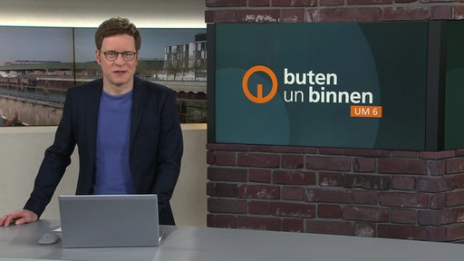 Der Moderator Felix Krömer im Studio von buten un binnen