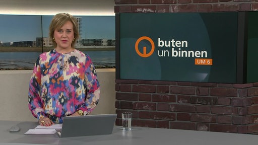 Die Moderatorin Kirsten Rademacher im Studio von buten un binnen