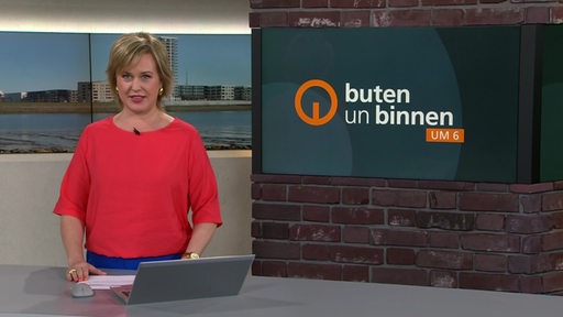 Die Moderatorin Kirsten Rademacher im Studio von buten un binnen.