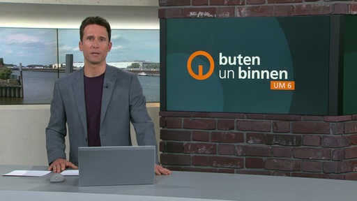 Der Moderator Janos Kereszti im Studio von buten un binnen