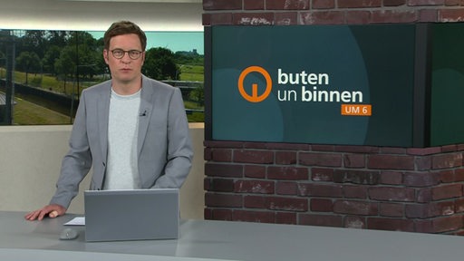 Moderator Felix Krömer im buten un binnen Studio. 