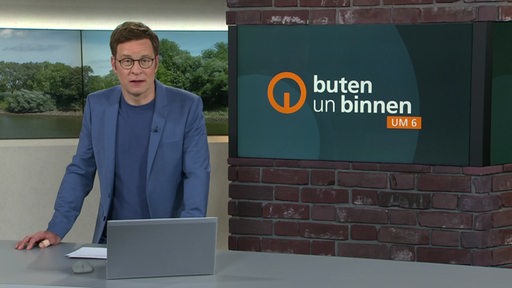 Der Moderator Felix Krömer im Studio von buten un binnen.