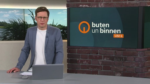 Moderator Felix Krömer im Studio von buten un binnen.