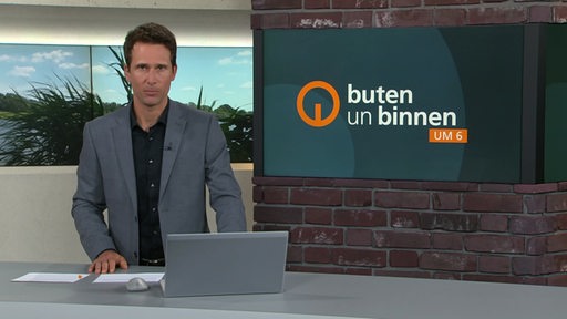 Der Moderator János Kereszti im Studio von buten un binnen.