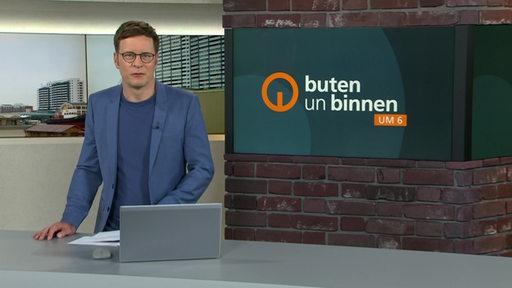 Moderator Felix Krömer im Studio von buten un binnen.