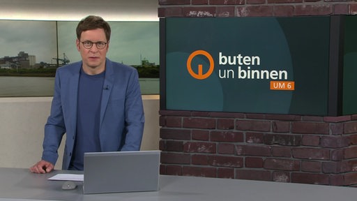 Der Moderator Felix Krömer im Studio von buten un binnen