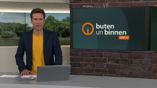 Der Moderator János Kereszti im Studio von buten un binnen.