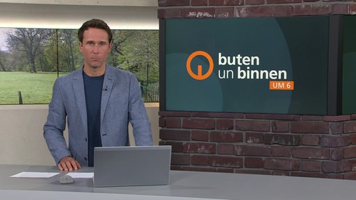 Moderator János Kereszti im Studio von buten un binnen