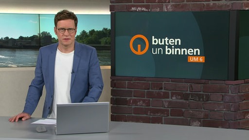 Der Moderator Felix Krömer im Studio von buten un binnen.