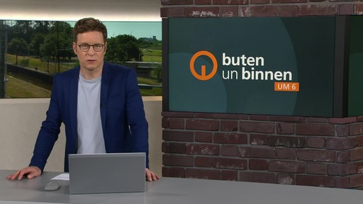 Der Moderator Felix Krömer im Studio von buten un binnen.