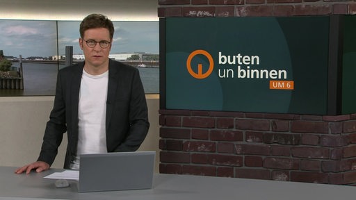 Der Moderator Felix Krömer in Studio von buten un binnen.