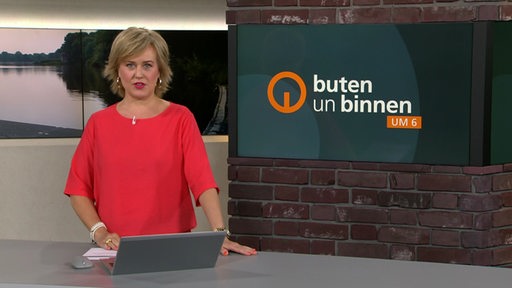 Die Moderatorin Kirsten Rademacher im Studio von buten un binnen.