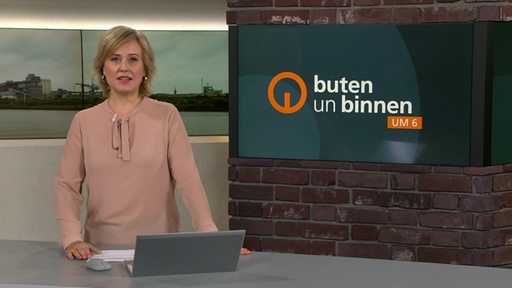 Die Moderatorin Kirsten Rademacher im Studio von buten un binnen.