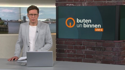 Der Moderator Felix Krömer im Studio von buten un binnen.