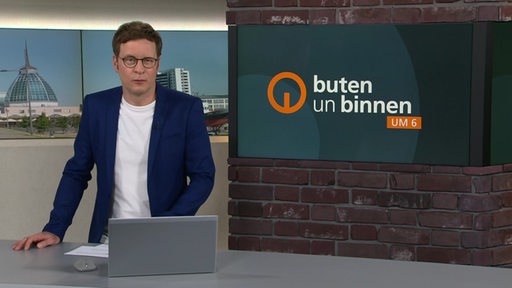 Der Moderator Felix Krömer im Studio von buten un binnen.