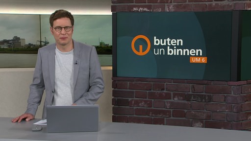 Der Moderator Felix Krömer im Studio von buten un binnen.