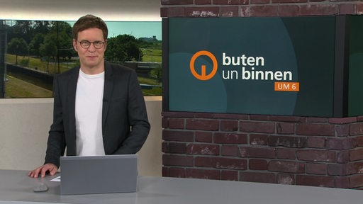 Der Moderator Felix Krömer im Studio von buten un binnen