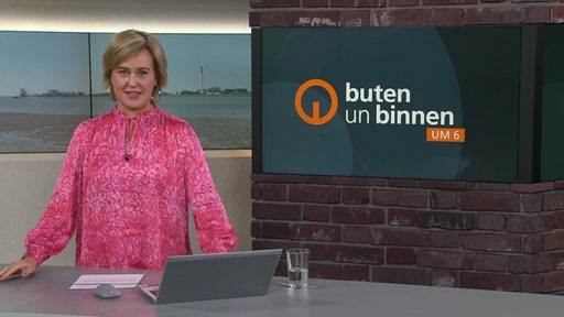 Die Moderatorin Kirsten Rademacher im Studio von buten un binnen