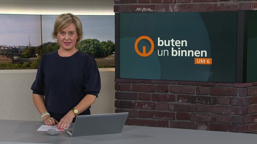 Die Moderatorin Kirsten Rademacher im Studio von buten un binnen