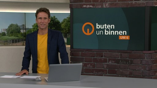 Der Moderator Janos Kereszti im Studio von buten un binnen