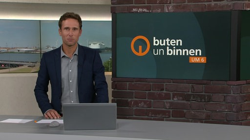 Der Moderator Janos Kereszti im Studio von buten un binnen