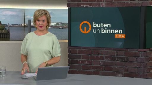 Die Moderatorin Kirsten Rademacher im Studio von buten un binnen