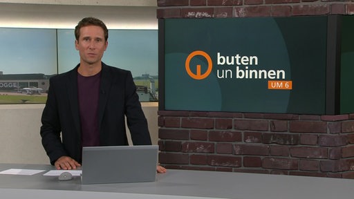 Der Moderator János Kereszti im Studio von buten un binnen.