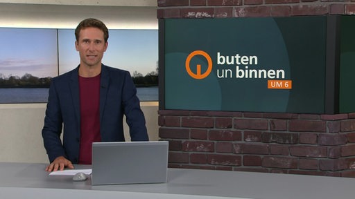 Der Moderator Janos Kereszti im Studio von buten un binnen