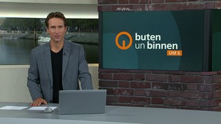 Moderator János Kereszti im buten un binnen Studio.