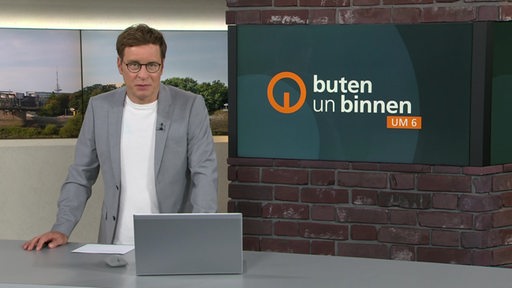 Moderator Felix Krömer im Studio von buten un binnen