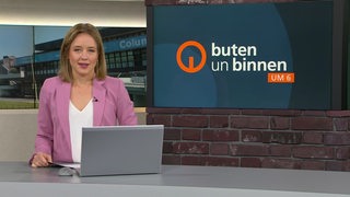 Die Moderatorin Lea Reinhard im Studio von buten un binnen