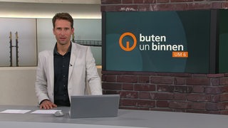 Moderator Janos Kereszti im Studio von buten un binnen.