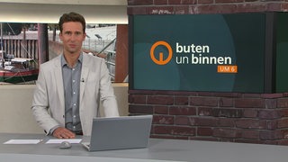 Der Moderator Janos Kereszti im Studio von buten un binnen