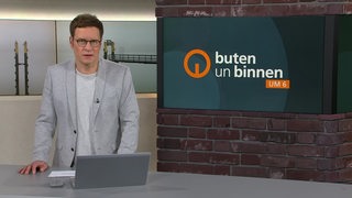 Moderator Felix Krömer im Studio von buten un binnen.