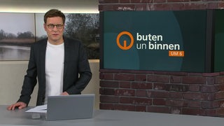 Moderator Felix Krömer im Studio von buten un binnen