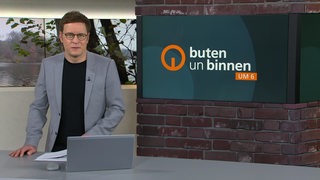 Moderator Felix Krömer im Studio von buten un binnen.