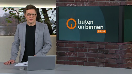 Moderator Felix Krömer im Studio von buten un binnen.