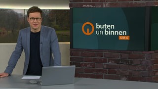 Der Moderator Felix Krömer im Studio von buten un binnen