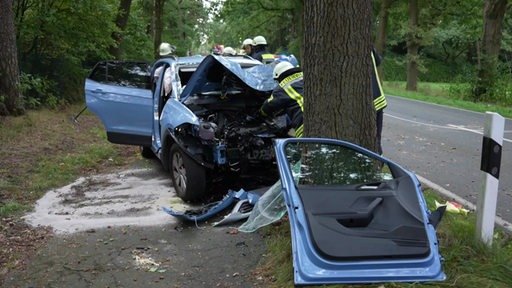 Ein Auto ist nach einem Aufprall auf einen Baum komplett zerstört.