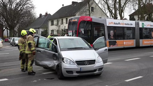 Eine Kollision eines Autos mit der Straßenbahn. 