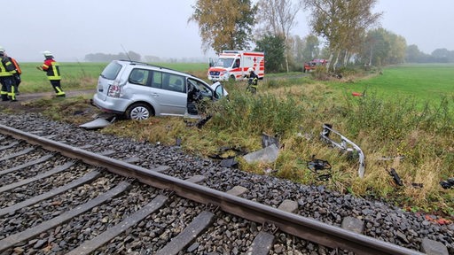 Ein Auto liegt im Bahngraben.