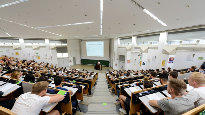 Aktueller Blick in den großen Saal des Hörsaalgebäudes, genannt Keksdose