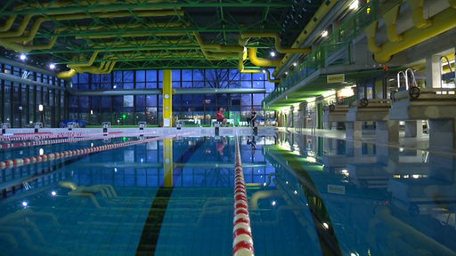 Zwei Menschen sind allein in einem Schwimmbad.